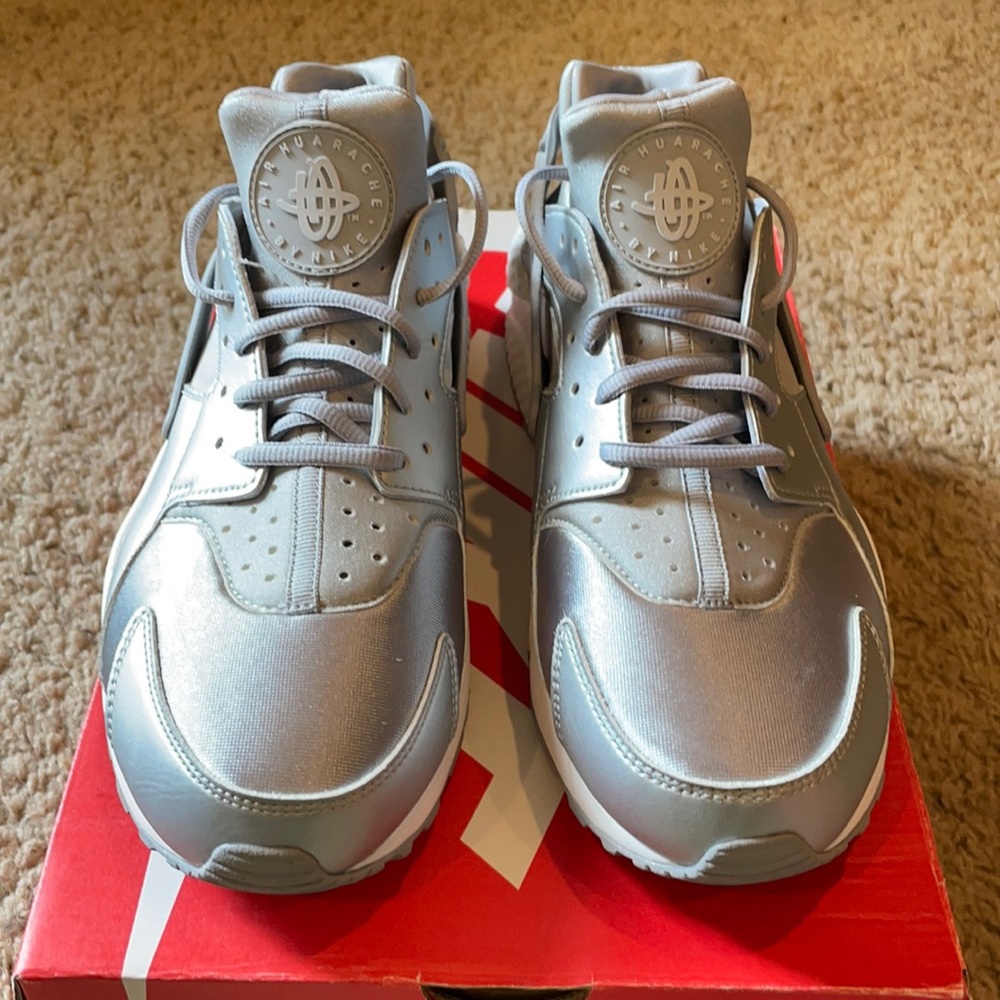 100% authentic W Air Huarache Run SE, WITH BOX